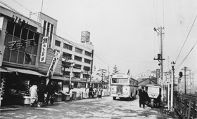 「第1回大井どんたく」は線路際の阪急横広場で開催された(写真左奥) 昭和29年8月21.22日の2日間